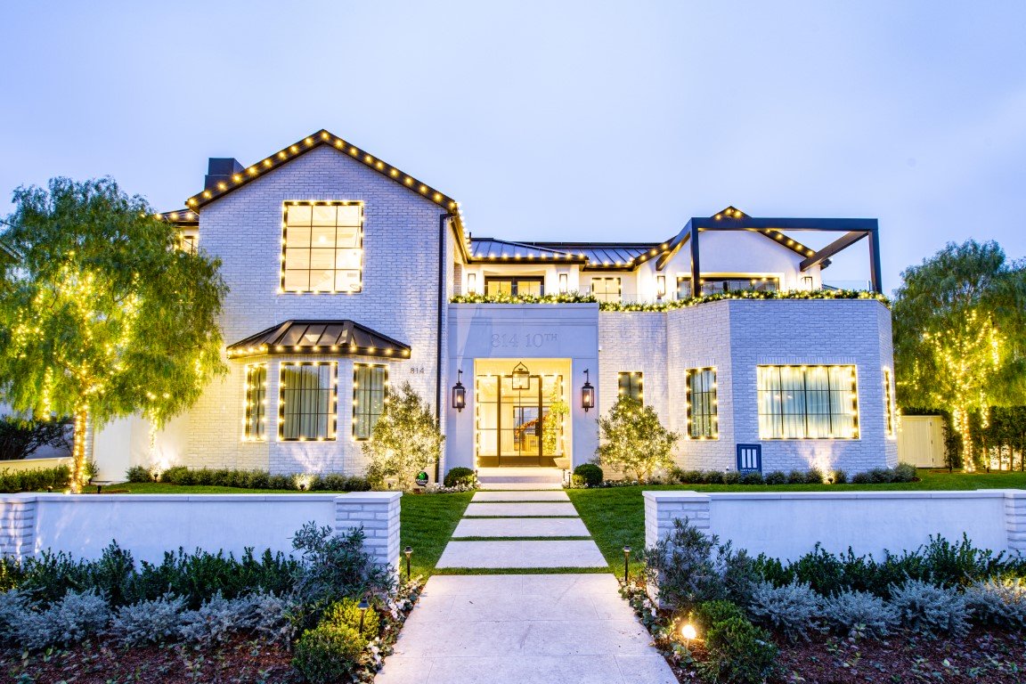 Residential LA home and trees decorated with Christmas lights by Christmas Brothers professional light installers