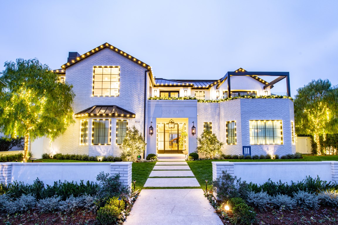 Residential LA home and trees decorated with Christmas lights by Christmas Brothers professional light installers